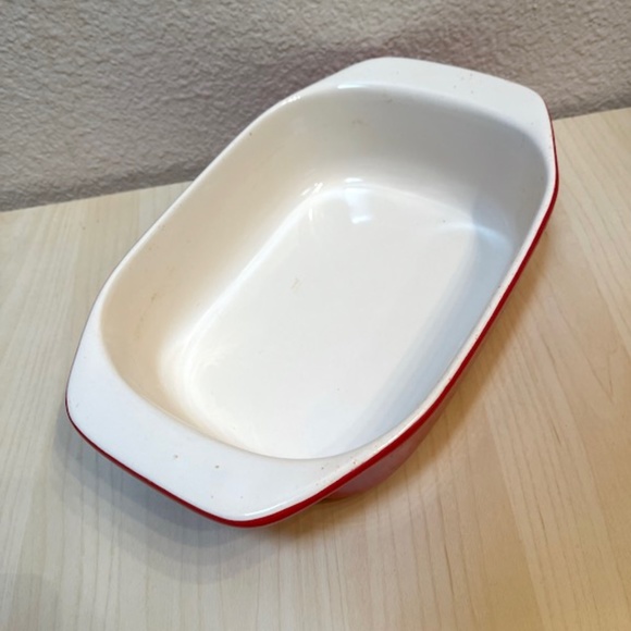 Chantal Baking Dish. Red/Cream 1 & 3/4 quart. 9 x 7 x 2 in. inner dimensions. - Picture 4 of 7